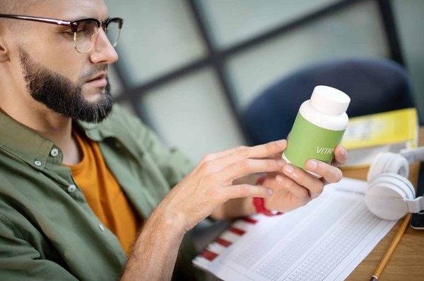 Comment les seniors peuvent-ils gérer efficacement l'insomnie sans recourir à des médicaments ?